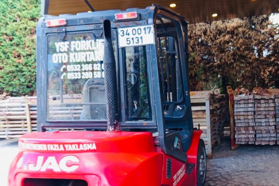 YSF Makina yazılı kırmızı JAC forklift, kereste deposunda