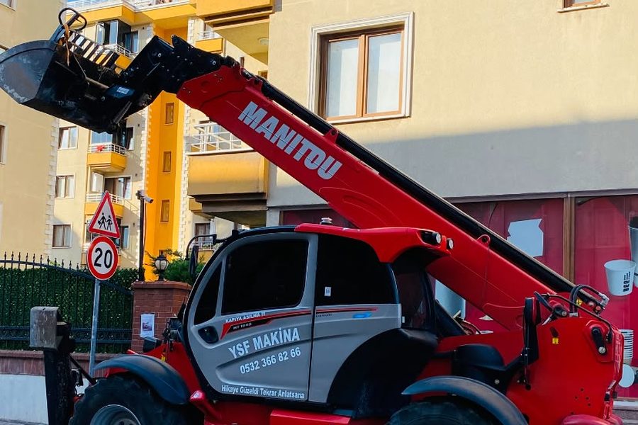 Sokakta konuşlanmış, bomu kaldırılmış kırmızı Manitou teleskopik yükleyici