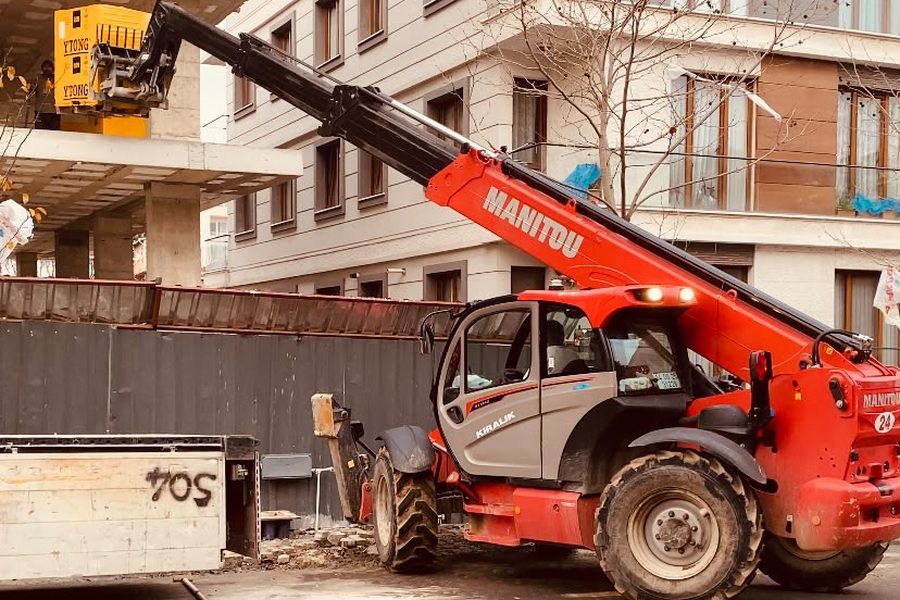 Manitou, sokaktan bina katına çalışma platformu kaldırırken
