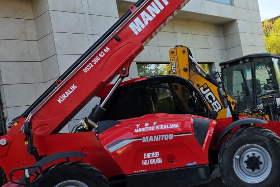 Yan yana duran kırmızı Manitou teleskopik yükleyici ve sarı JCB kepçe